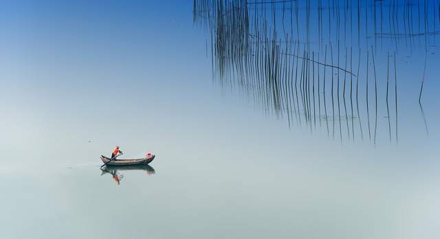 铺满了阳光的地方,滩涂遍地,还有层峦叠翠,就好像是风帆一般1