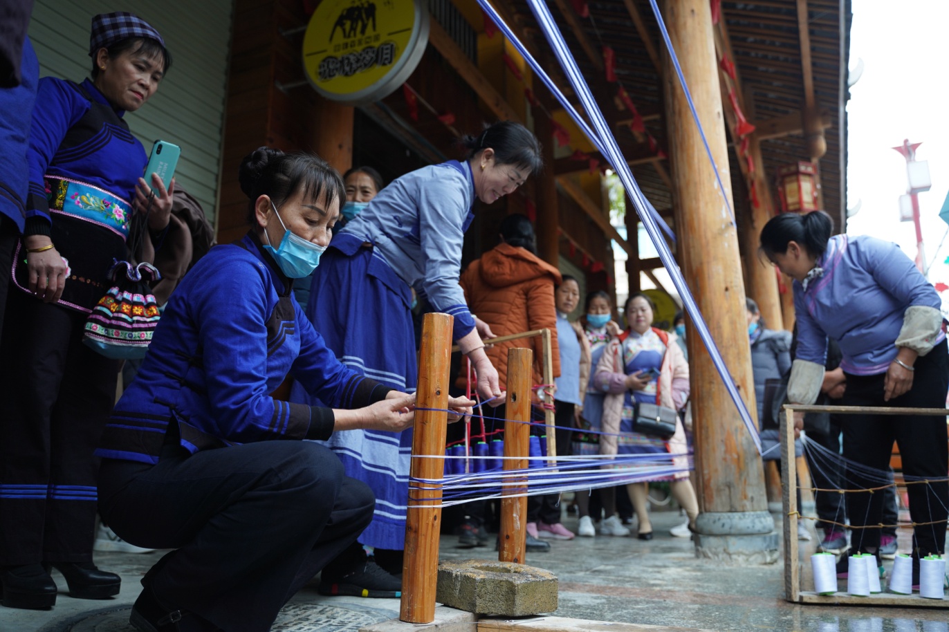 壮族纺织： 织出乐业幸福花1