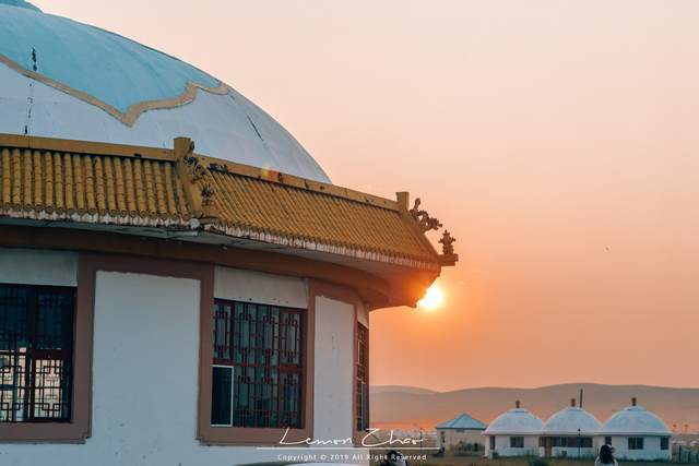 内蒙古的一个地级市,与承德毗邻,拥有十万公顷的自然保护区1