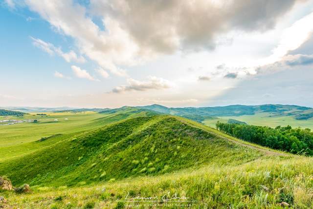 内蒙古的一个地级市,与承德毗邻,拥有十万公顷的自然保护区4