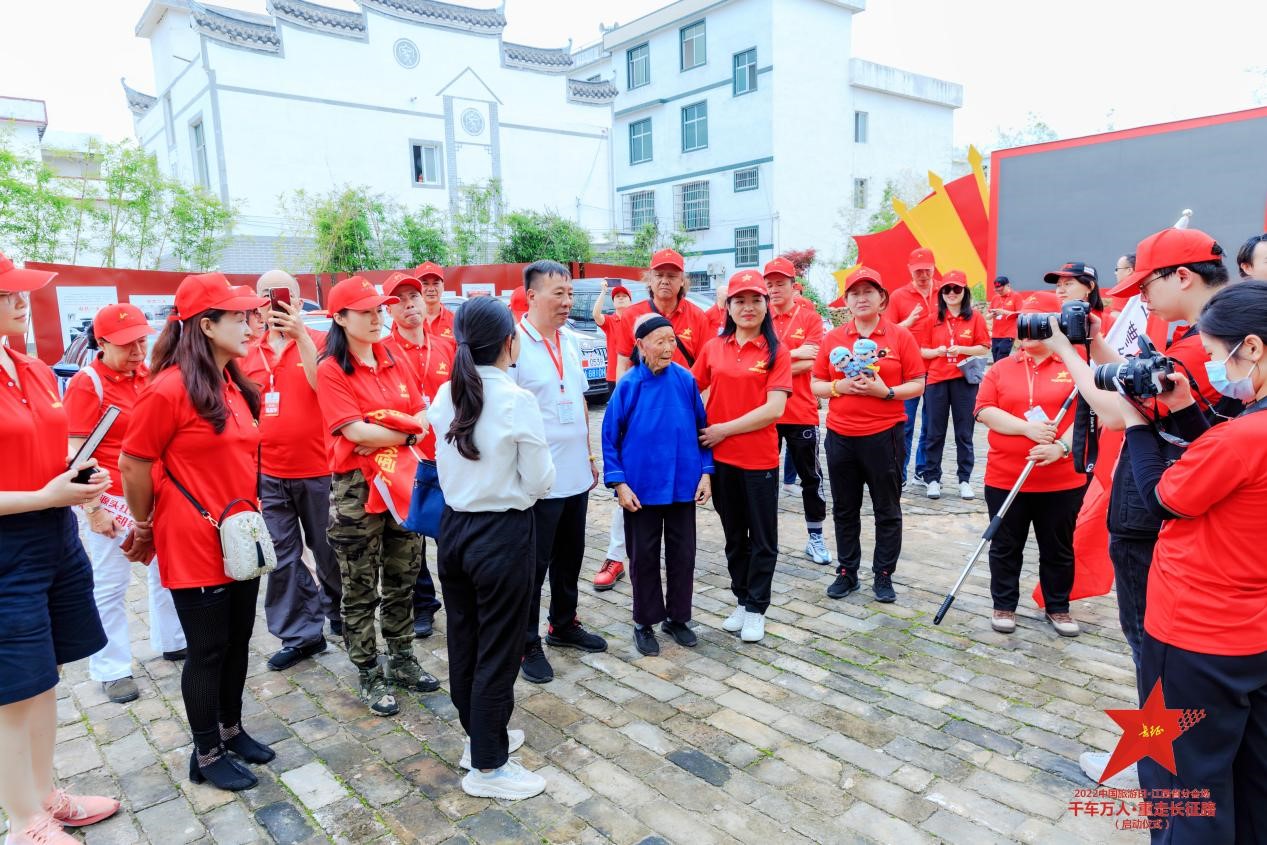 千车万人重走长征路活动在江西于都启动2