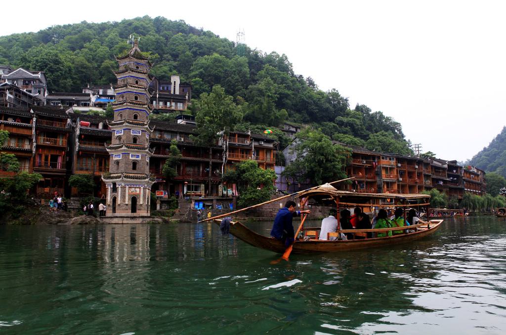 湘西凤凰古城泛舟沱江攻略1