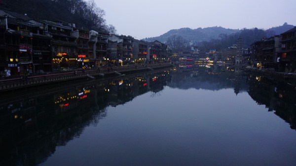 入夜的凤凰古城静美怡人3