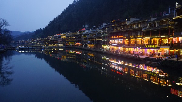 入夜的凤凰古城静美怡人4