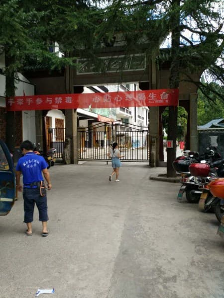 体验最原始的民俗风情勾良苗寨1