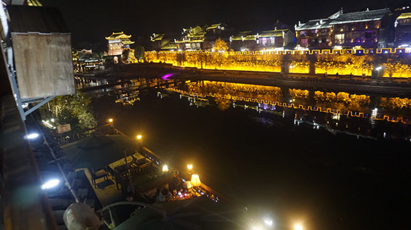 凤凰古城晚上有哪里好玩?带你玩转古城1