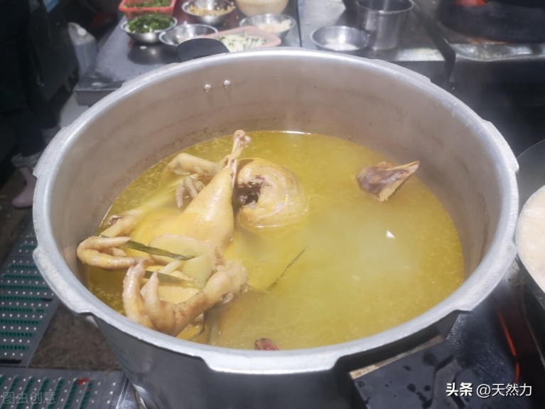 盐焗鸡卤水怎么做好吃?盐焗鸡水焗的配方和烹饪方法5