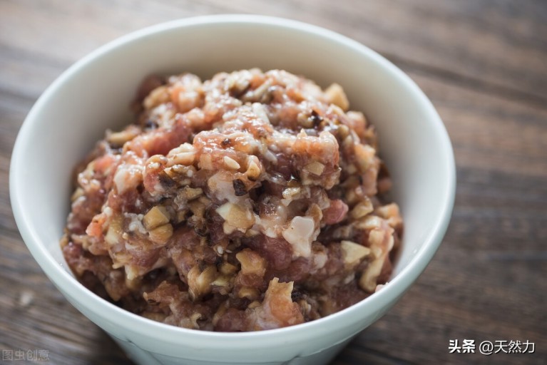 香菇包子馅怎么做好吃(香菇鲜肉包子馅的调制方法)9