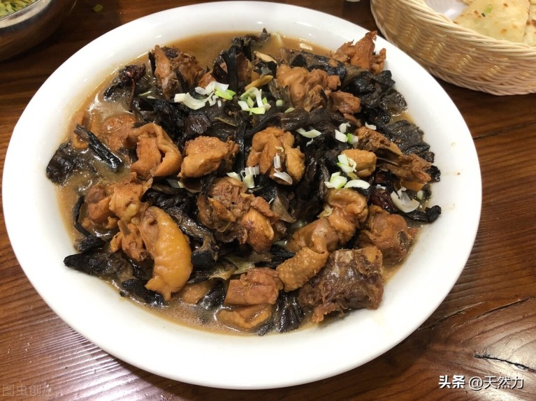 东北菜小鸡炖蘑菇怎么做好吃?小鸡炖蘑菇的烹饪方法6