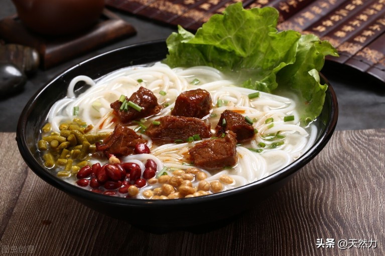 汤粉的汤底是用什么材料熬制的(汤粉的汤底熬制方法)1