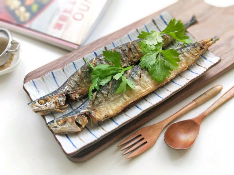 刀鱼怎么做好吃美味，香煎刀鱼的烹饪步骤1