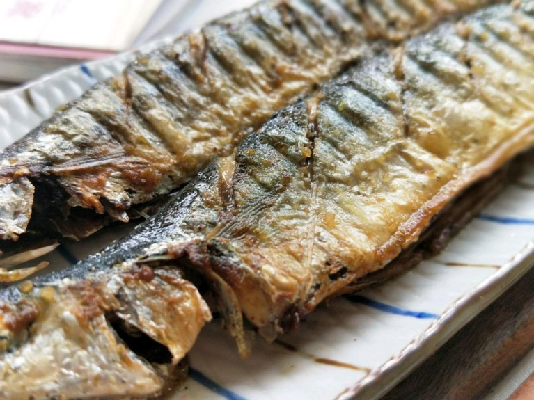 刀鱼怎么做好吃美味，香煎刀鱼的烹饪步骤4