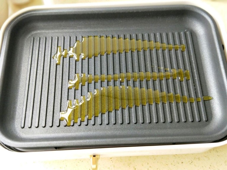 刀鱼怎么做好吃美味，香煎刀鱼的烹饪步骤6