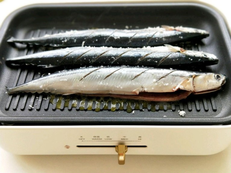 刀鱼怎么做好吃美味，香煎刀鱼的烹饪步骤8