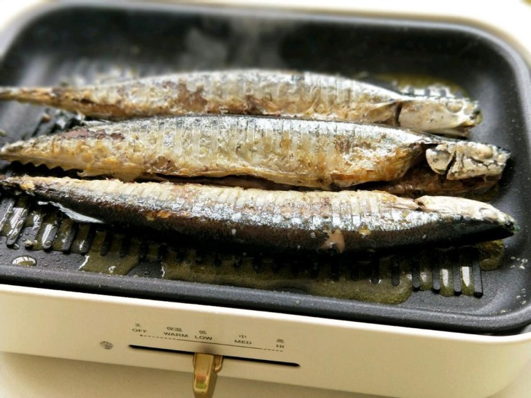 刀鱼怎么做好吃美味，香煎刀鱼的烹饪步骤9