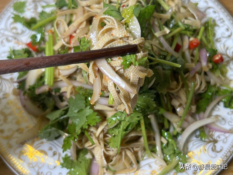 豆腐丝怎么凉拌才更好吃（教你凉拌豆腐丝做法流程）1