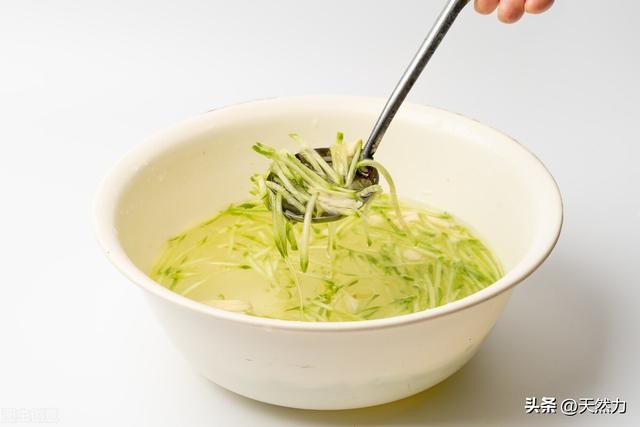 东北冷面的汤是如何做出来的?东北冷面的做法步骤7