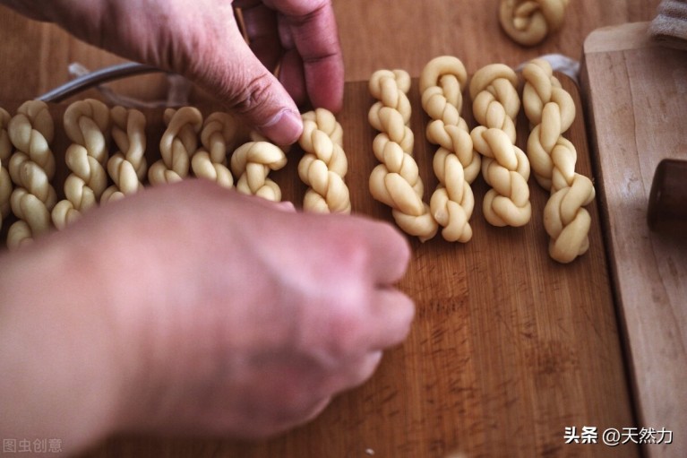 油炸麻花面粉和小苏打的比例是多少（炸麻花和面配方和炸制方法）1