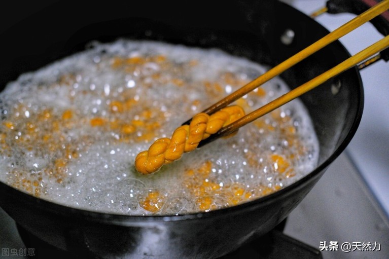 油炸麻花面粉和小苏打的比例是多少（炸麻花和面配方和炸制方法）4