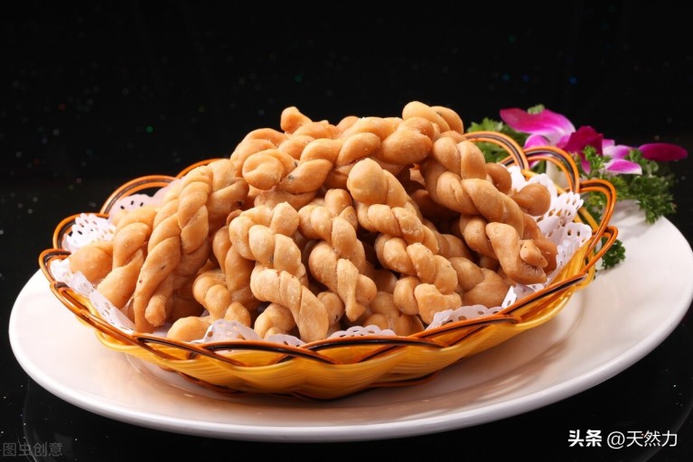 油炸麻花面粉和小苏打的比例是多少（炸麻花和面配方和炸制方法）6