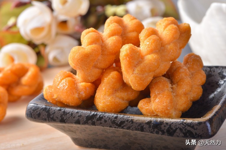 油炸麻花面粉和小苏打的比例是多少（炸麻花和面配方和炸制方法）7