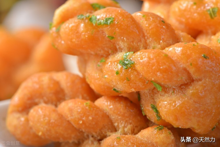 油炸麻花面粉和小苏打的比例是多少（炸麻花和面配方和炸制方法）9