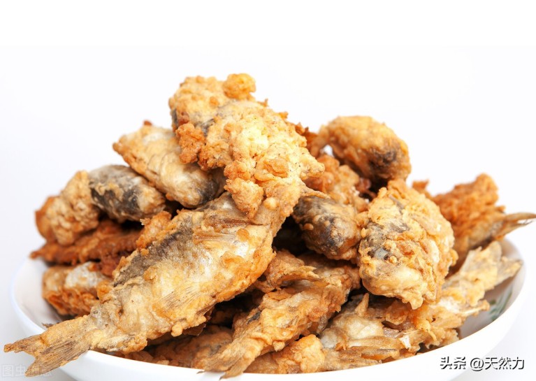 油炸小鱼怎样做最好吃（炸小鱼的技术要点步骤）1
