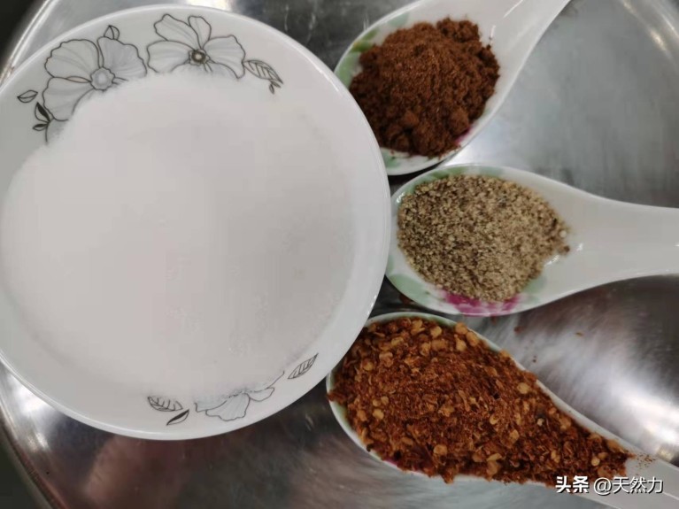 油炸小鱼怎样做最好吃（炸小鱼的技术要点步骤）6