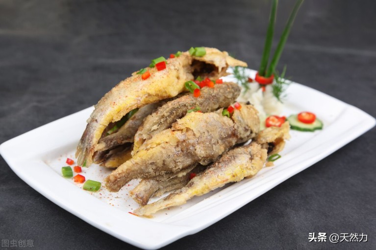 油炸小鱼怎样做最好吃（炸小鱼的技术要点步骤）8