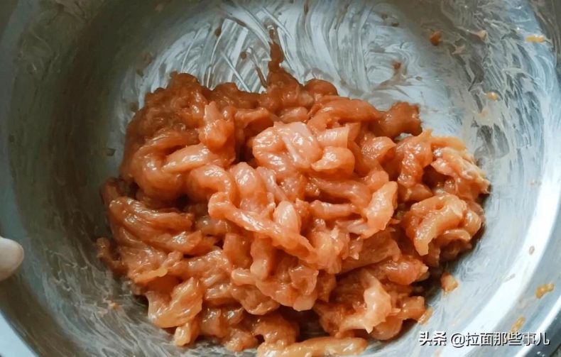 炒肉丝的家常做法（炒肉丝牢记3放2不放才好吃）12