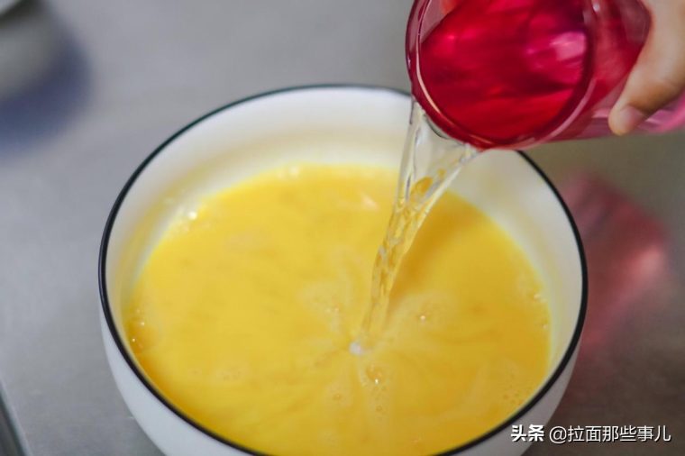 简单蒸鸡蛋羹的做法诀窍(教你蒸鸡蛋羹的2个技巧)6