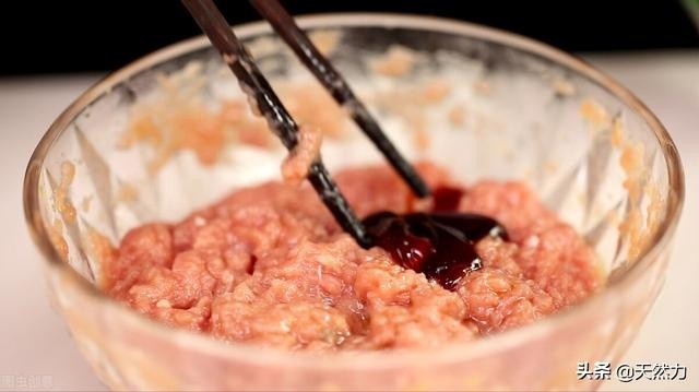 肉包子怎么做让汁更多？教你肉包子的馅鲜嫩多汁的做法8