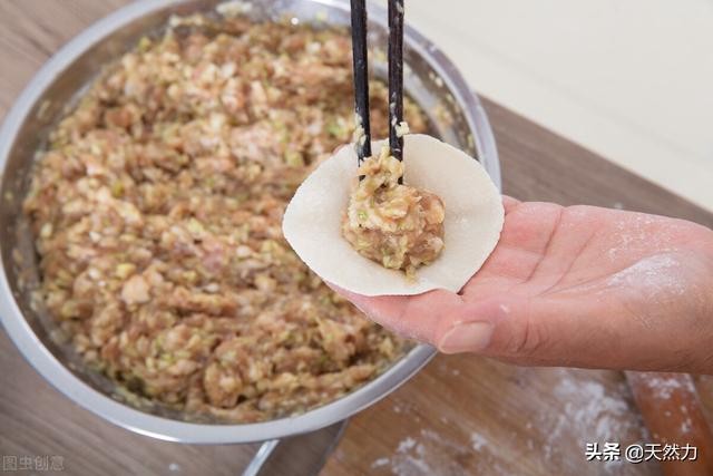 肉包子怎么做让汁更多?教你肉包子的馅鲜嫩多汁的做法11