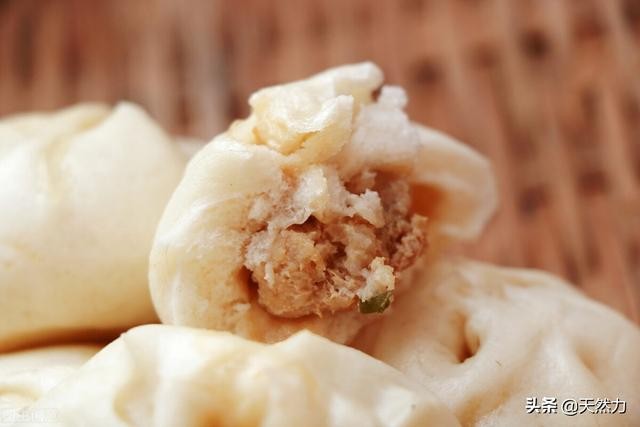 肉包子怎么做让汁更多？教你肉包子的馅鲜嫩多汁的做法14